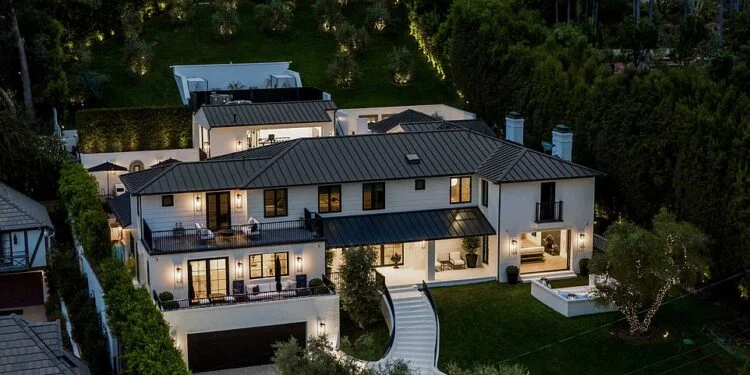 Rihanna’s Luxurious Beverly Hills Mansion: A Glimpse into the Mogul’s Lavish Lifestyle