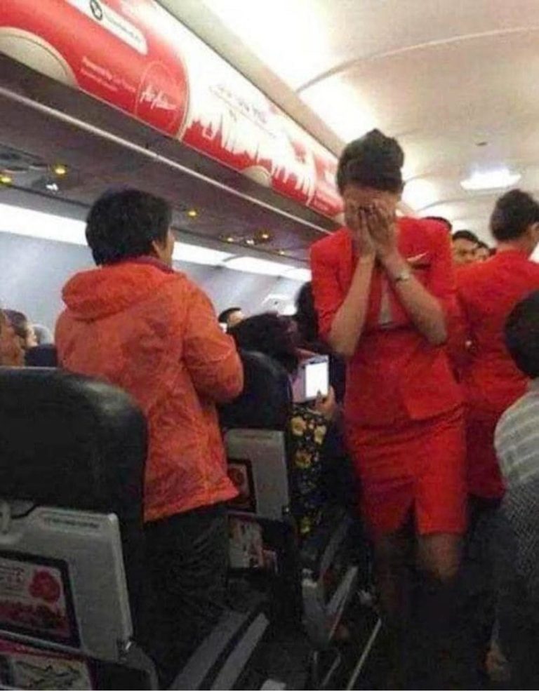FLIGHT ATTENDANT DISCOVERS CONCEALED MESSAGE IN AIRCRAFT LAVATORY SAYING “I NEED HELP” – PROMPTLY CONTACTS THE POLICE.