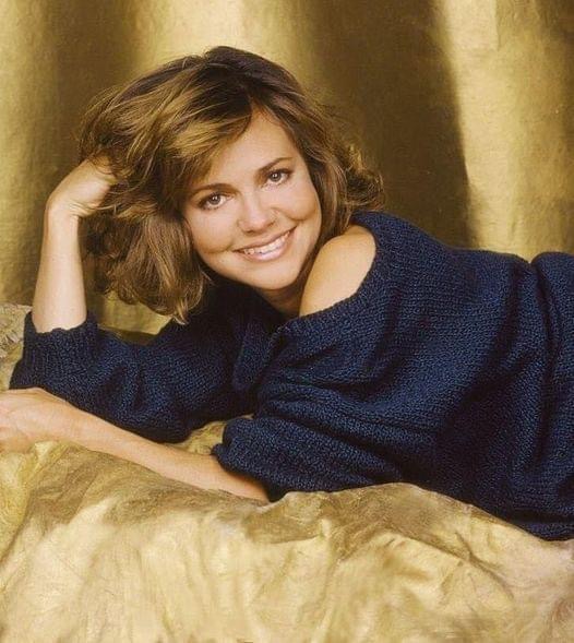 “EMBRACING BEAUTY: SALLY FIELD, 76, DEFIES CRITICS AND