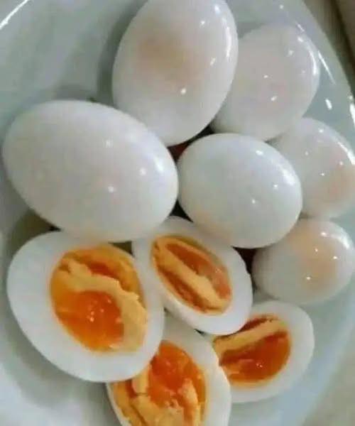 Doctors W.arn: This Common Way of Eating Boiled Eggs Can
